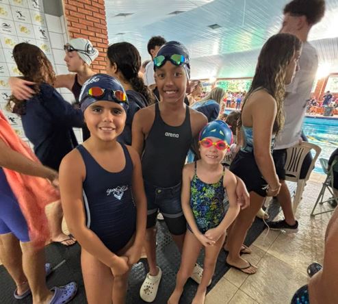 Natação do Yara brilha em Assis e conquista 123 medalhas em grande atuação no Regional